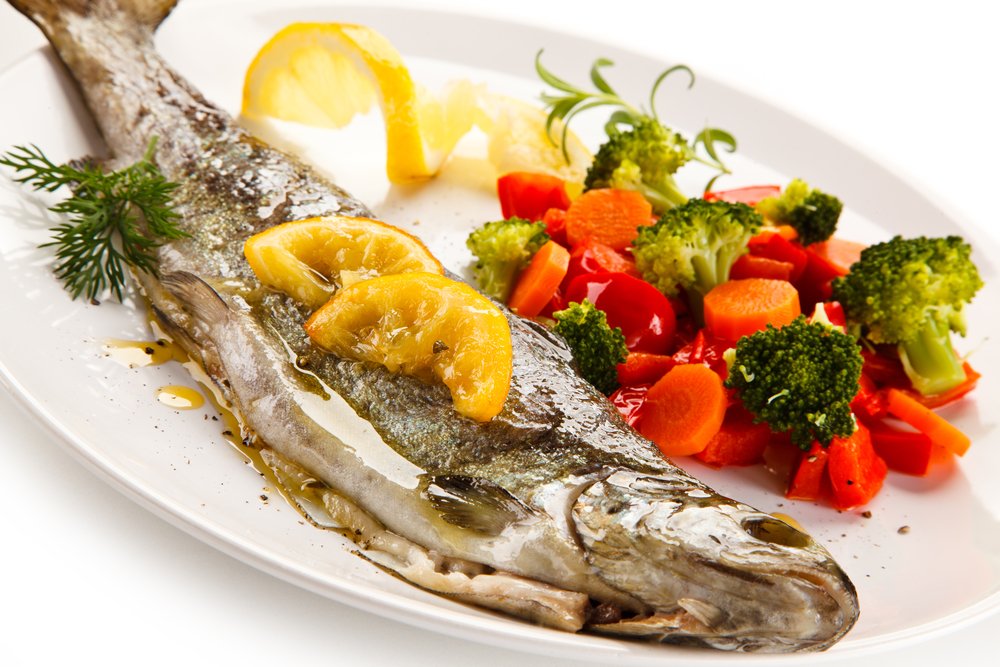 Запекайте рыбу с овощами