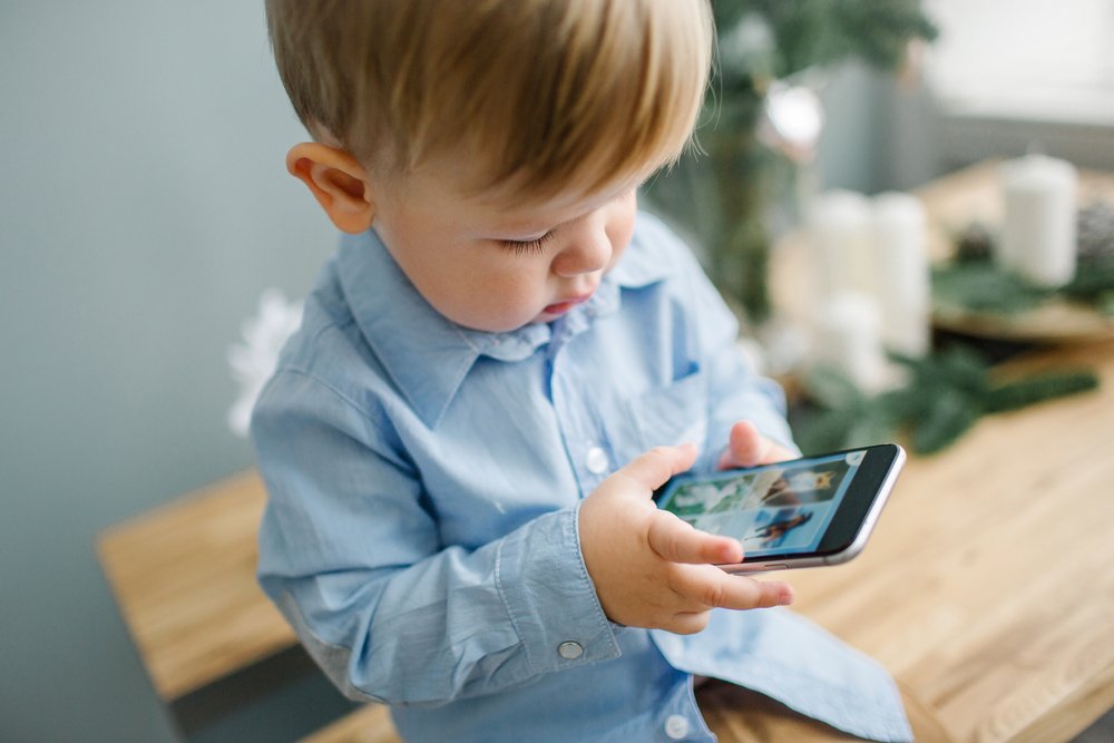Общение с грудным ребёнком: когда нужно отложить телефон?