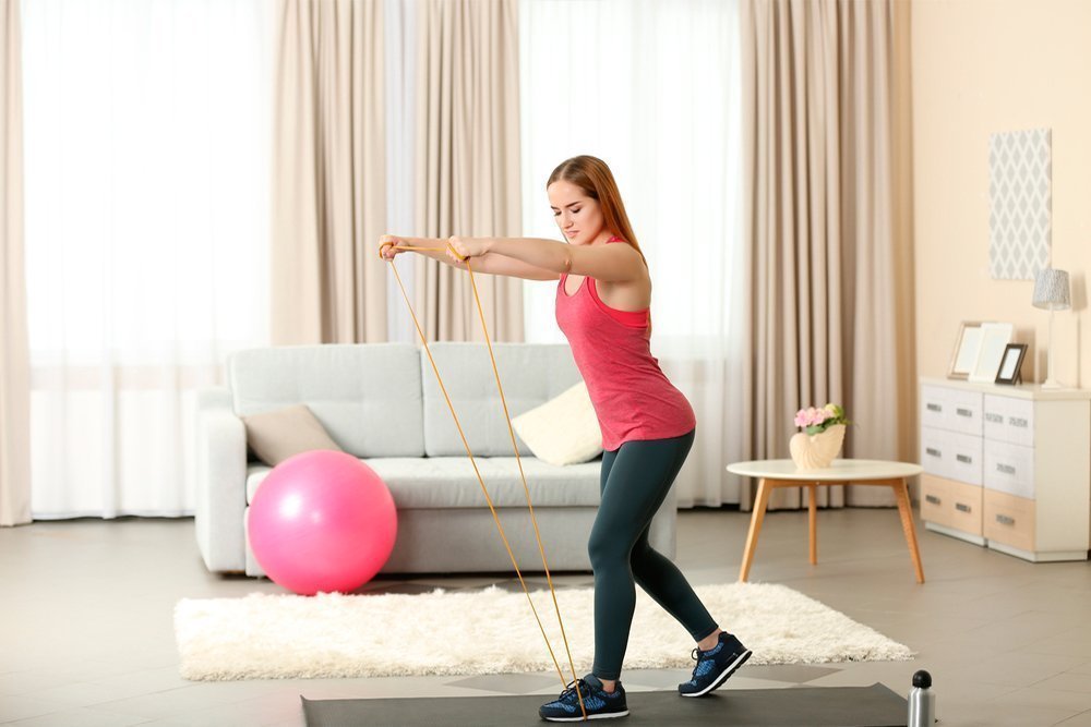 Женщины и фитнес-упражнения с эспандером