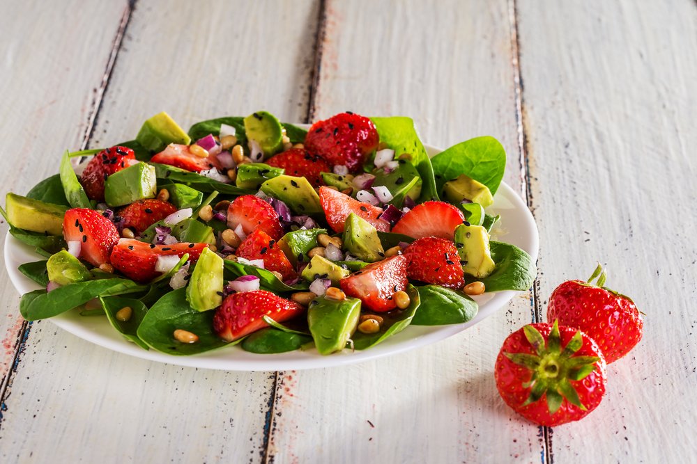 Рецепты легких салатов: микс из клубники, огурцов и авокадо