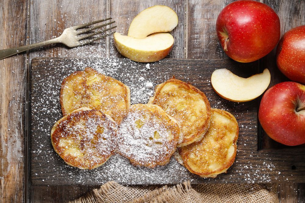 Витамины в одной тарелке: оладьи с яблоками