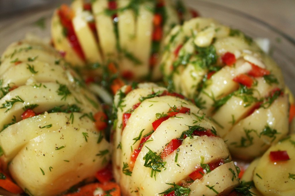 Запеченный картофель с сыром и базиликом