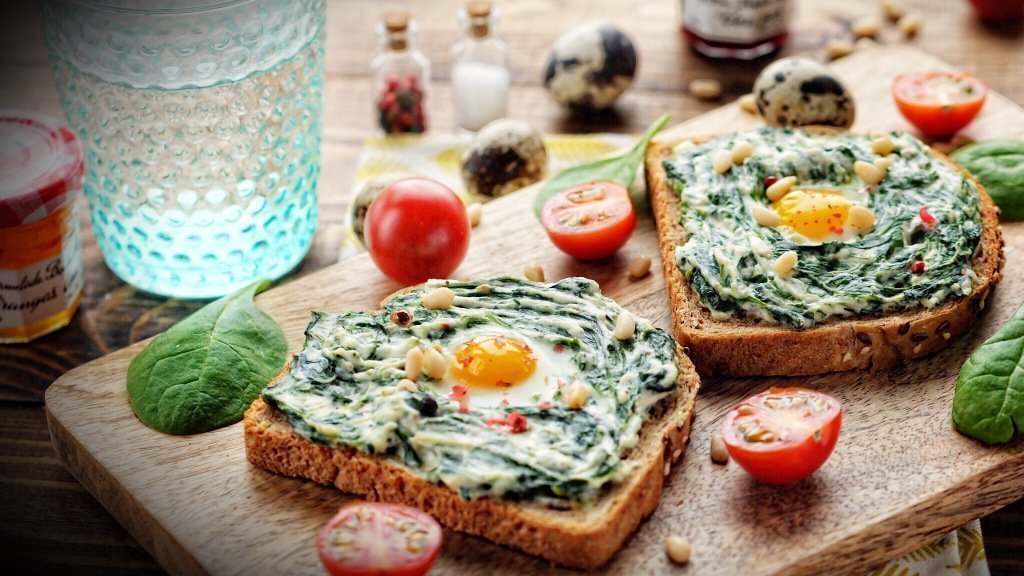 Бутерброд с творожным сыром, шпинатом и яйцом Источник: jennysmile83.files.wordpress.com