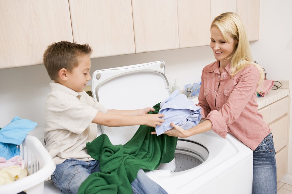 Учим детей дошкольного возраста стирать одежду