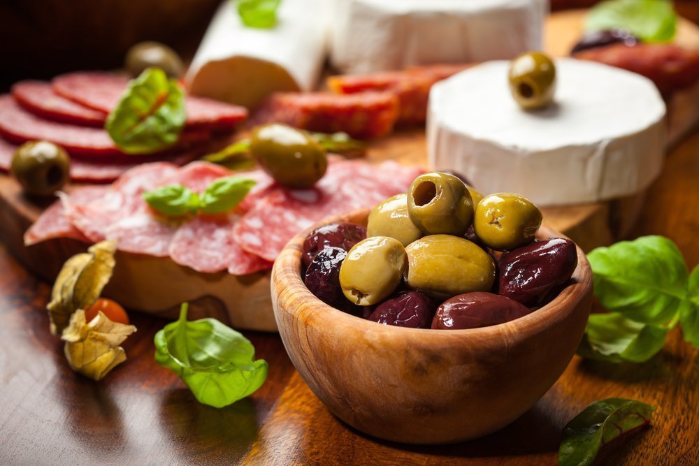 Салат с брынзой, салями и оливками