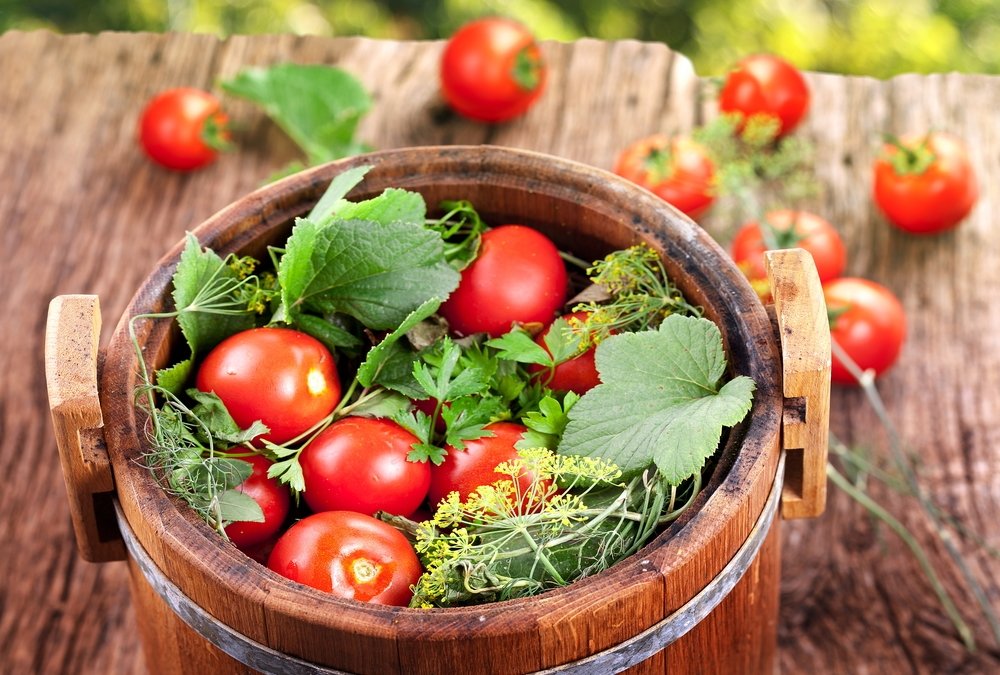 Традиционный рецепт засолки томатов в бочке