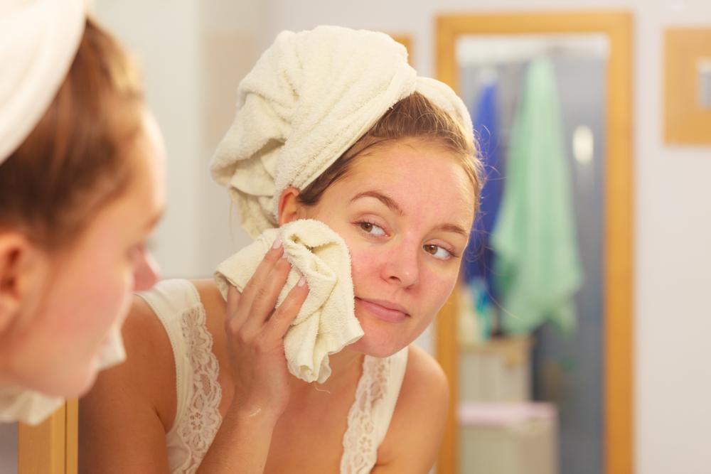 Ошибка №5: вытирать лицо грязным полотенцем