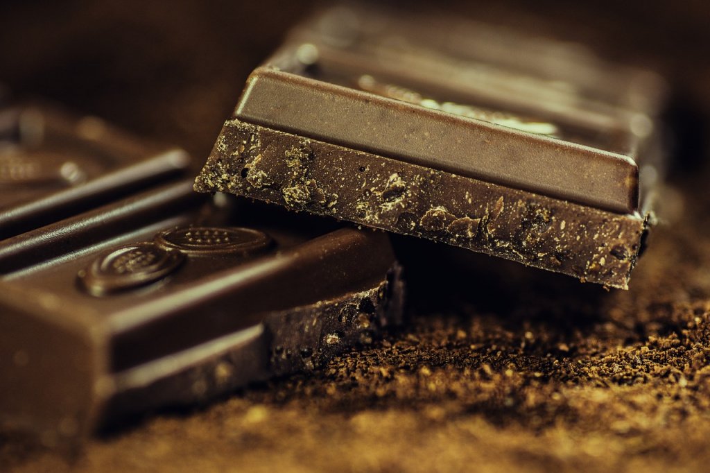 Горький шоколад — вкусный и полезный продукт питания