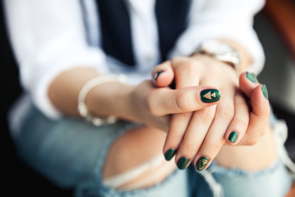Нужно ли ногтям отдыхать. Маникюр. Маникюр зеленый. Девушка с зелеными ногтями. Девушка с маникюром.