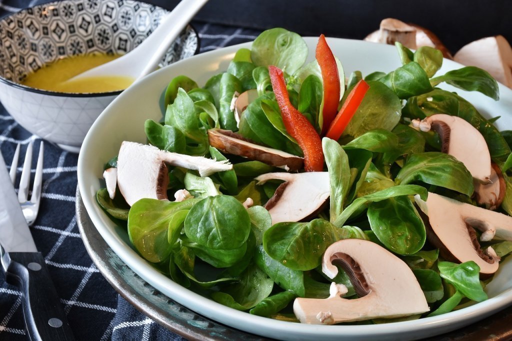 Салат из овощей и рукколы