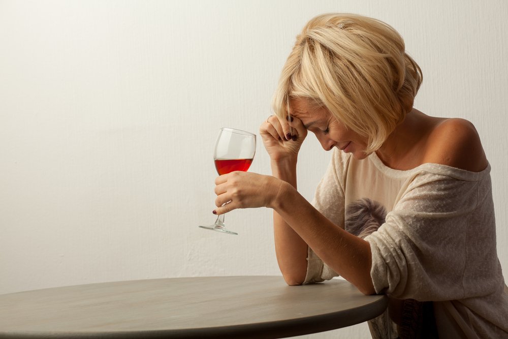 Алкоголизм и наркомания: симптомы у женщин и мужчин