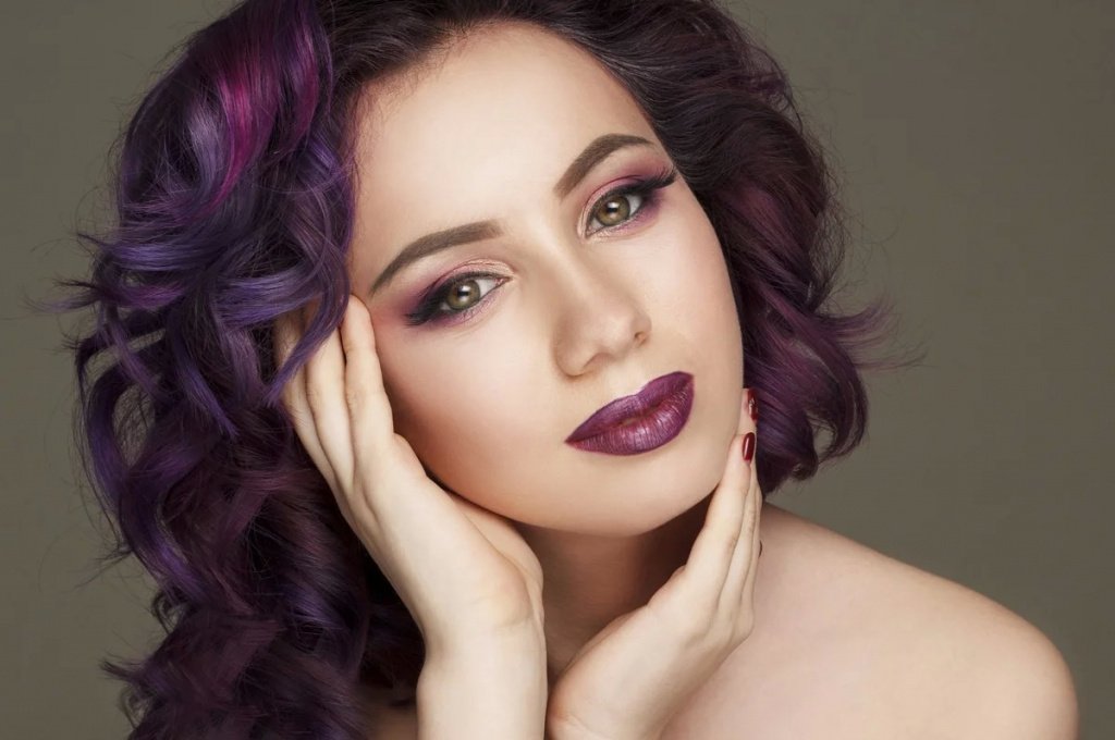 Темно-фиолетовый: глубокий оттенок для длинных волос