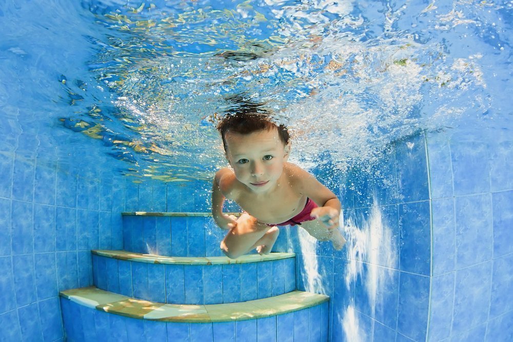 Дальнейшее развитие ребёнка и формирование навыков нахождения в воде: какие правила следует соблюдать?