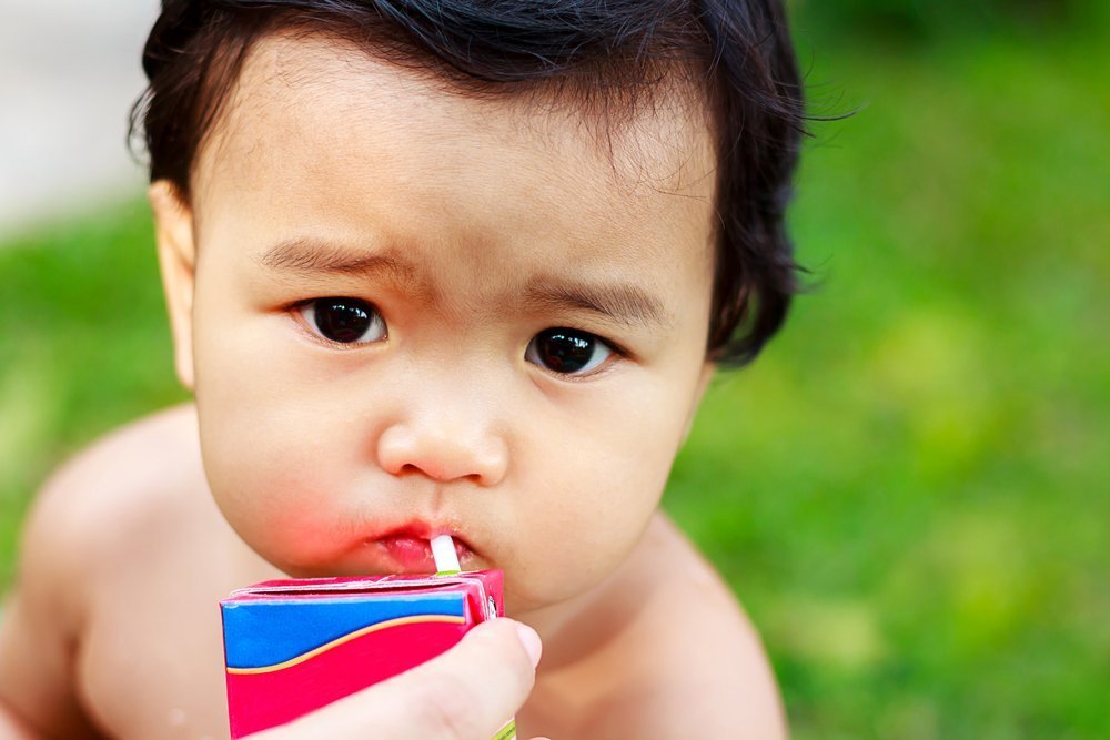 Чем плохи соки для детей раннего возраста?