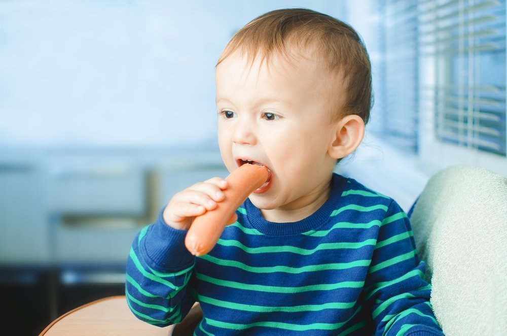 Можно ли включать сосиски в питание для детей?