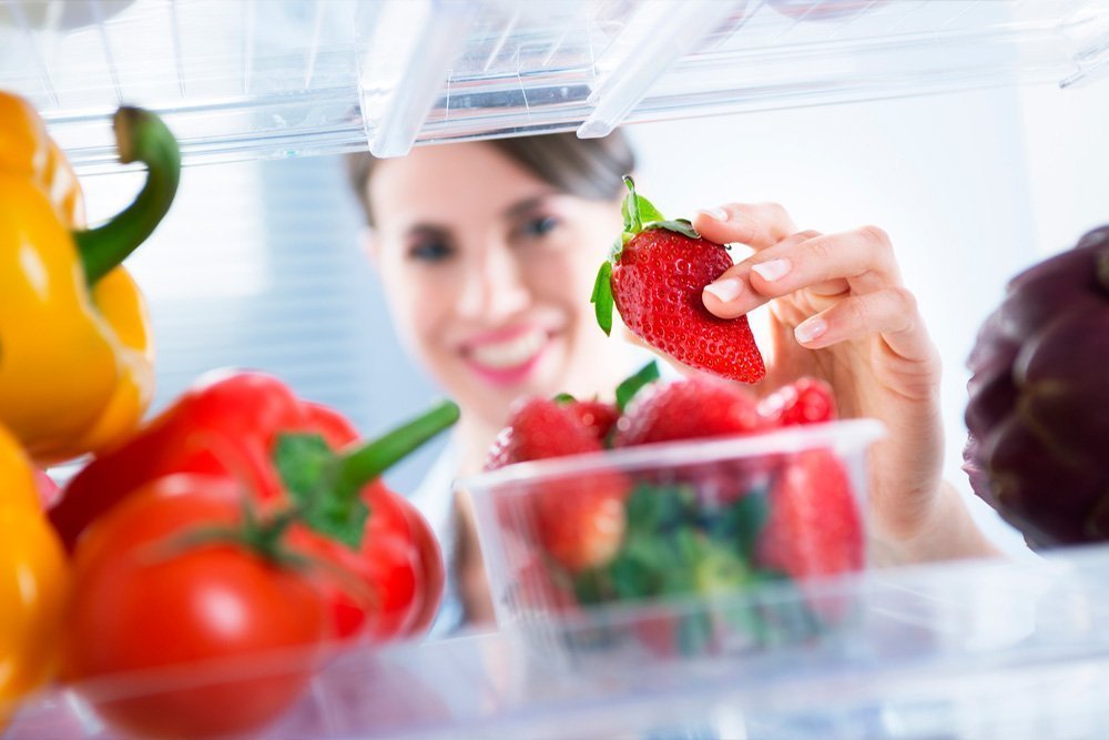 По полочкам: как располагать продукты в холодильнике?
