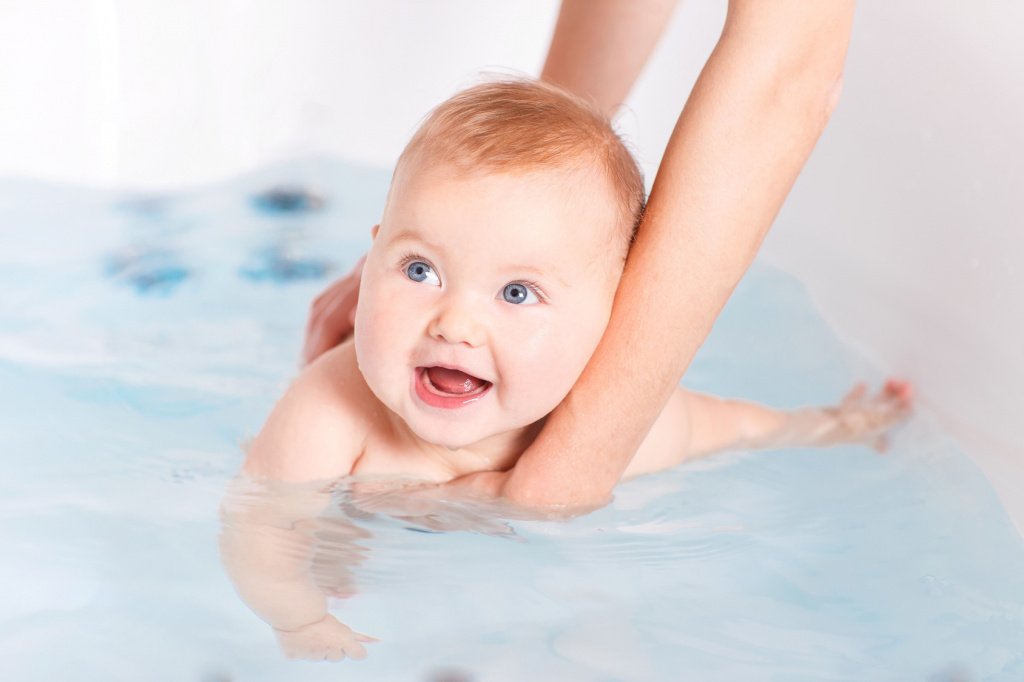 Уход за младенцем: купаем, кормим, меняем подгузники