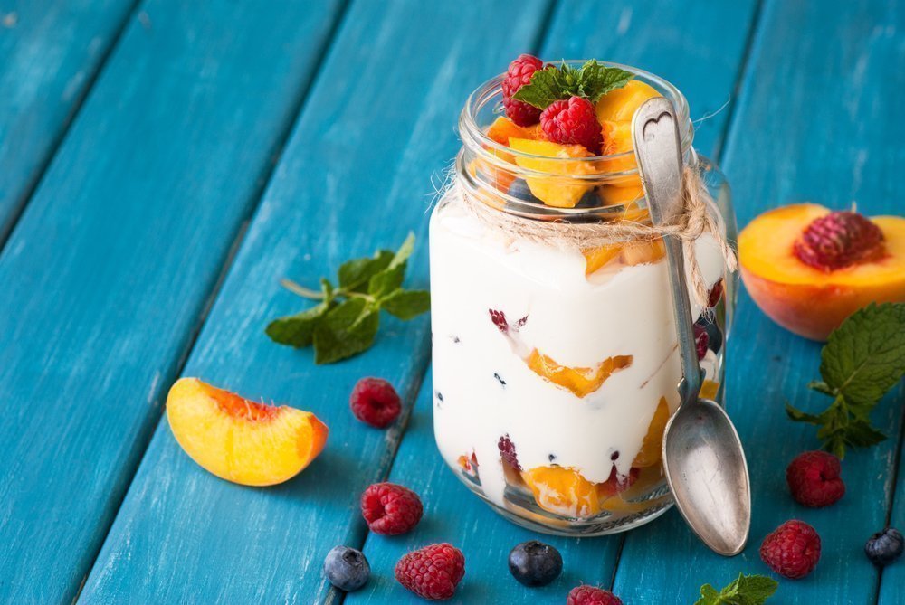 Натуральный йогурт и свежие фрукты