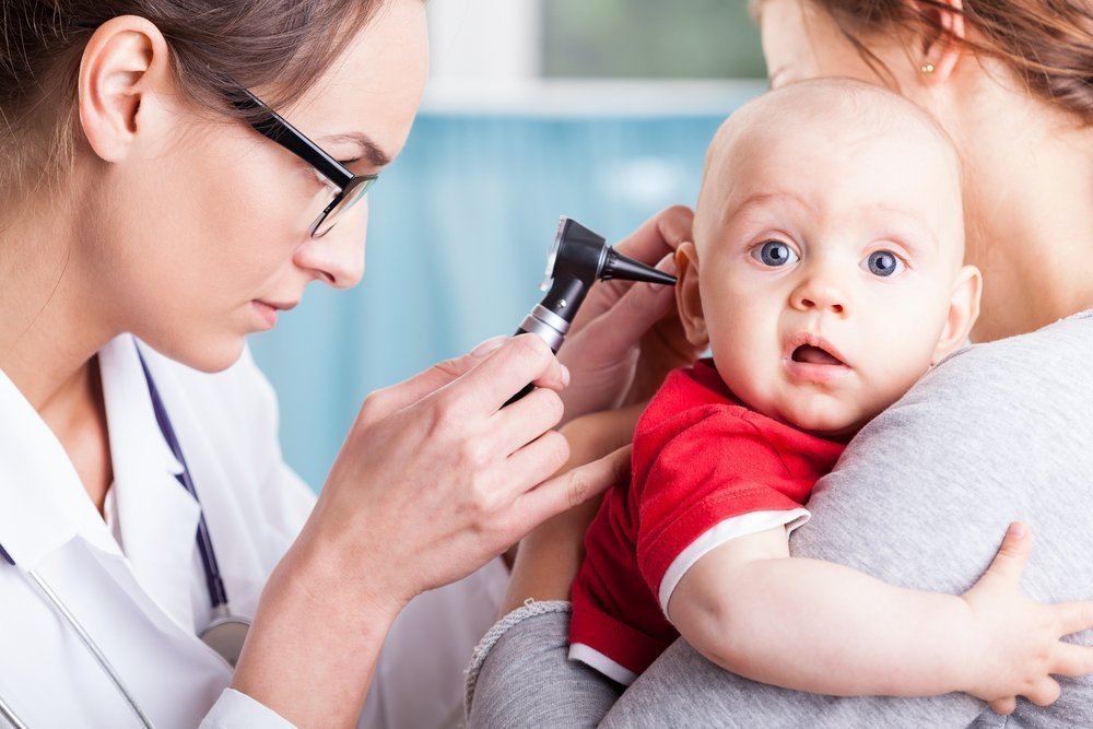 Как распознать симптомы воспаления уха у малыша