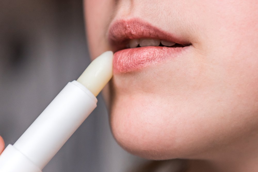 Как защитить пересохшие губы?