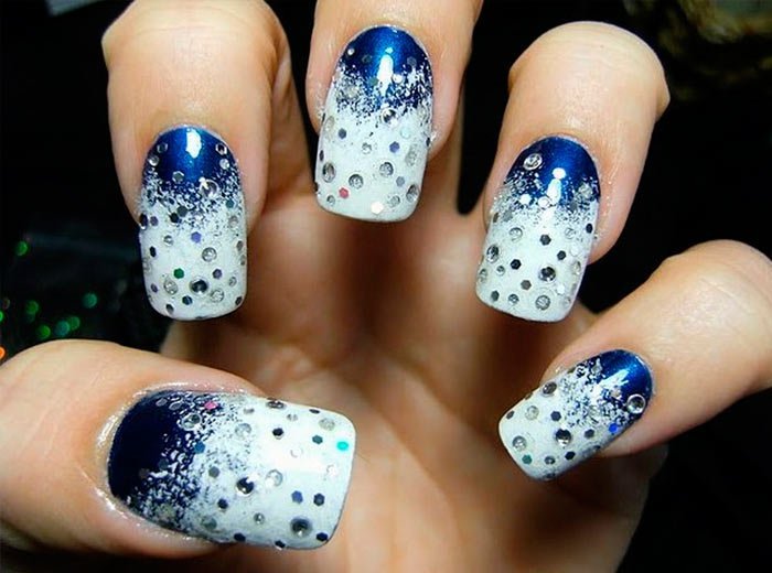 2. Синий маникюр со снежинками и шарами Источник: google.ru