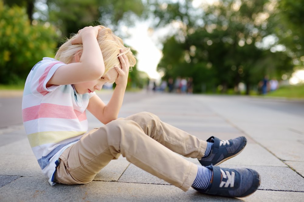 Ребёнок бьется головой: как справиться с привычкой?
