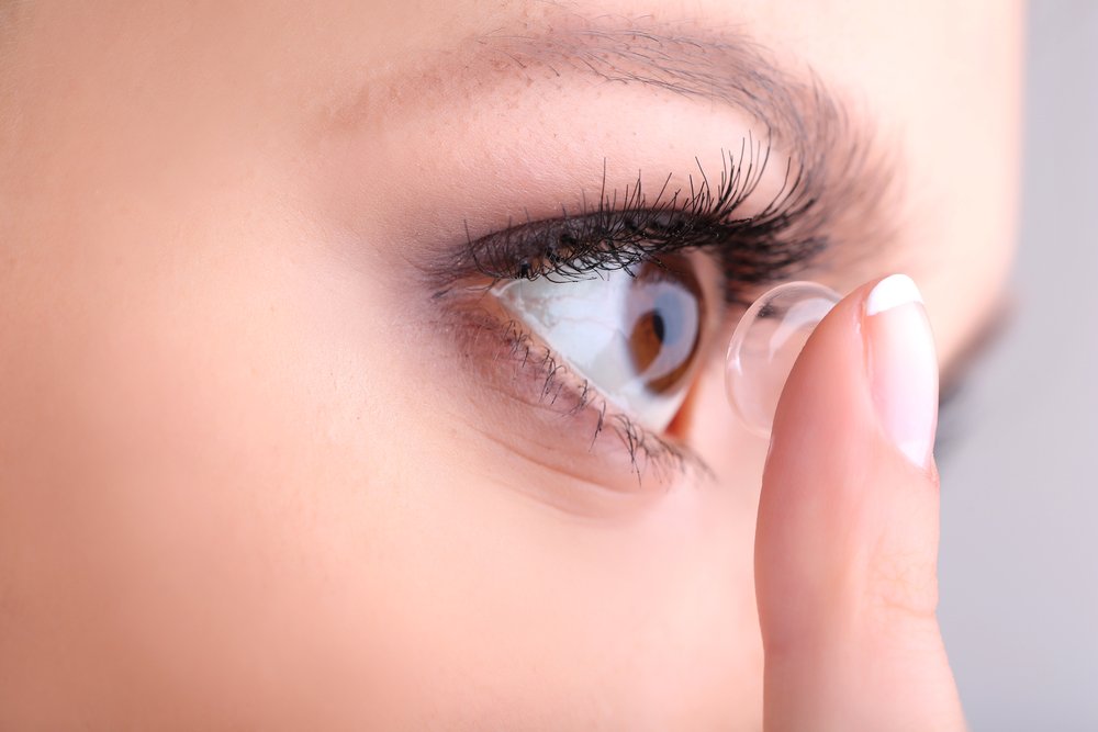 Неправильная эксплуатация контактных линз — еще одна пагубная привычка