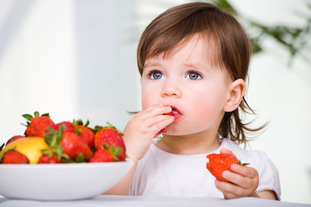 Фрукты, спелые ягодки в питании малышей