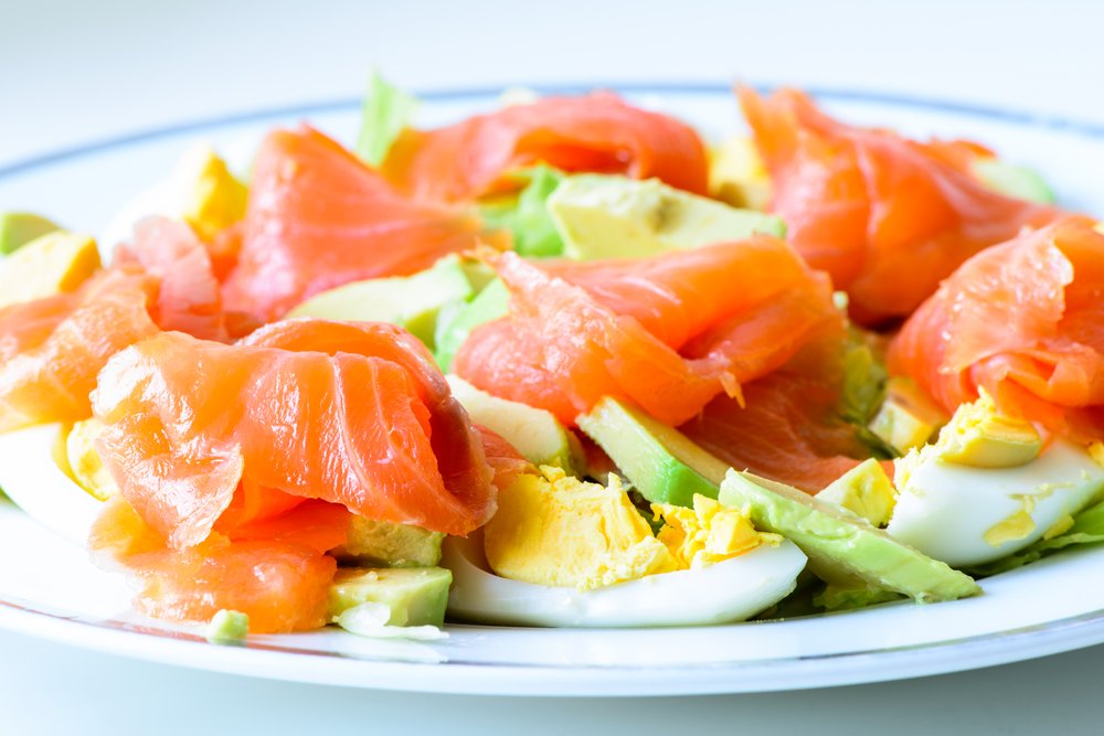С пользой для здоровья: салат из лосося и авокадо