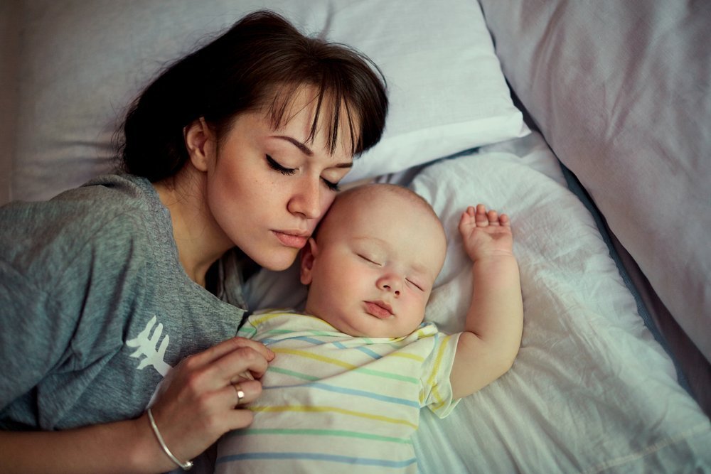 Плюсы и минусы совместного сна для матери и ребёнка
