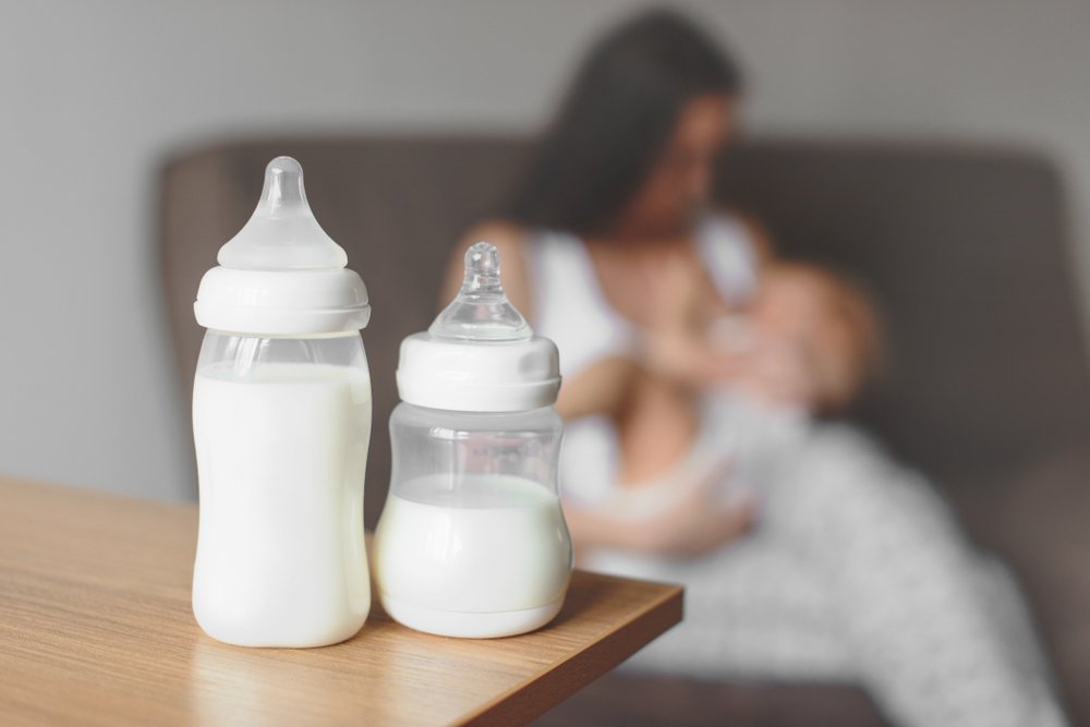 Кормление сцеженным материнским молоком: когда это может понадобиться?