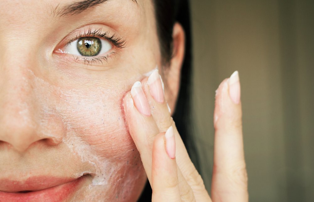 Использовать одно средство для снятия макияжа и очищения