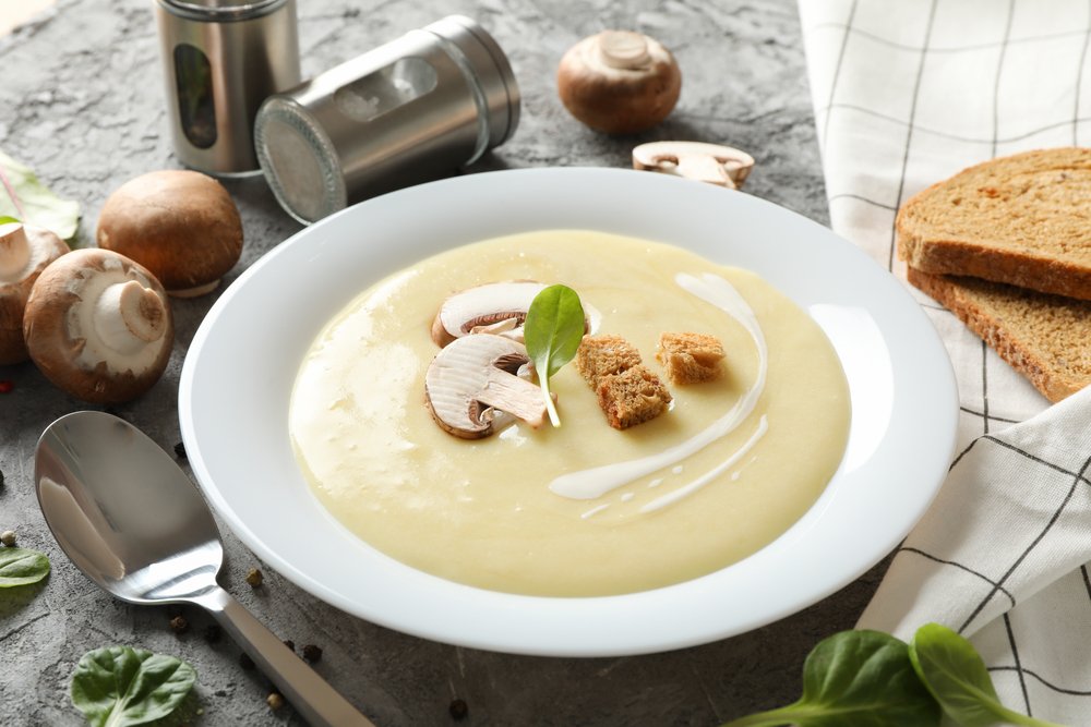 Классический крем-суп с шампиньонами на курином бульоне