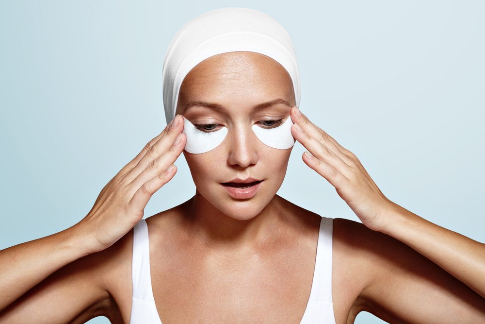 Уход за кожей вокруг глаз и способы устранения отеков