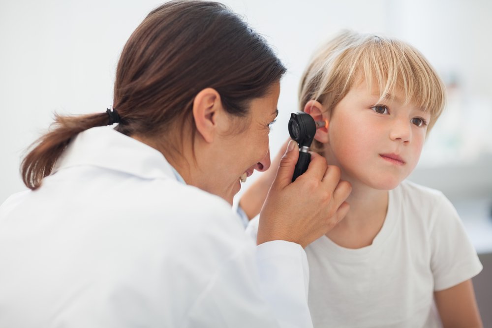 Ребёнок жалуется на боль в ушах — это отит?