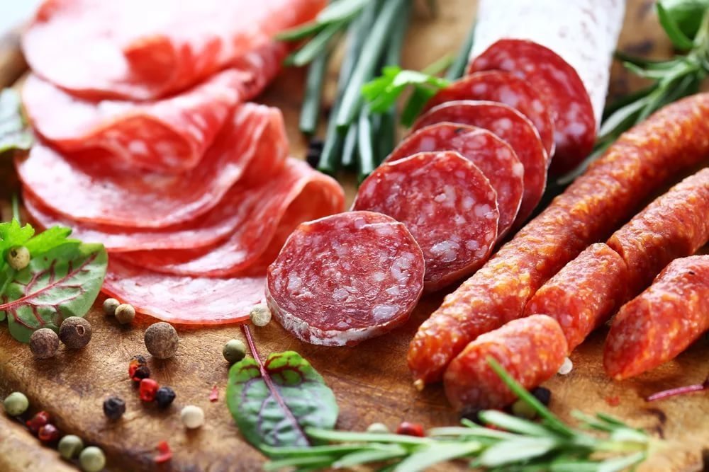 Какие питательные вещества содержатся в колбасе: жиры и белки?