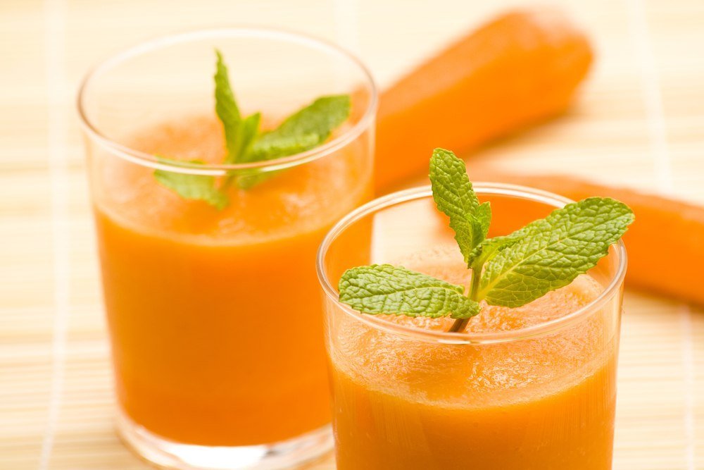 Рецепт яркого смузи из моркови, манго и шпината