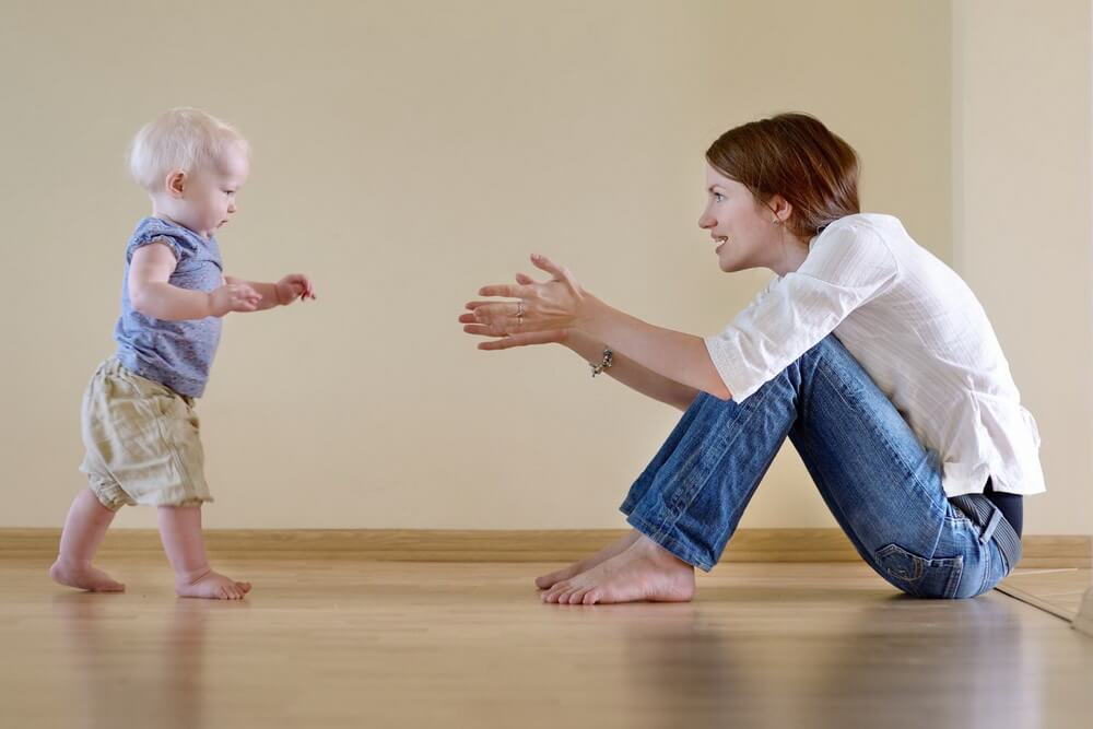 Как помочь готовому к ходьбе ребёнку сделать первый шаг?