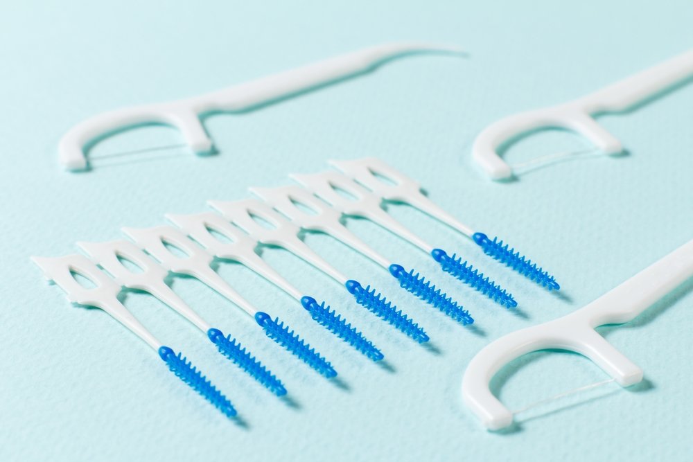 Когда лучше всего чистить между зубами — до или после чистки?