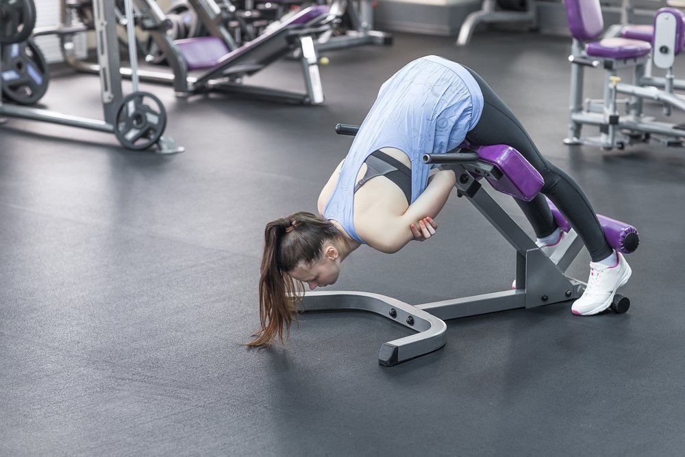 Что представляет собой данное упражнение, и какие мышцы оно тренирует?
