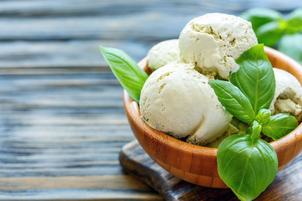 Мороженое из заварного крема с базиликом