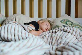 Я плохо сплю, и мой ребёнок тоже: генетика сна и мелатонин детям