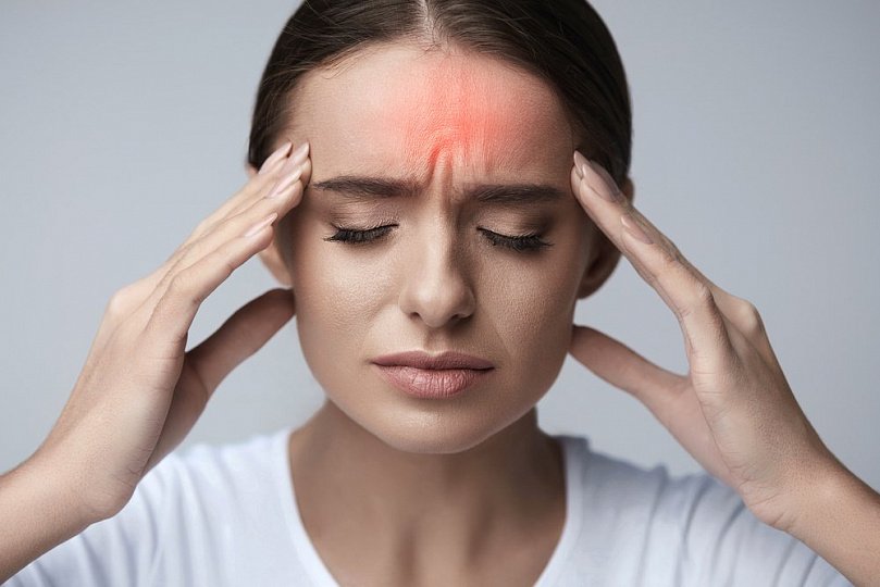 Симптомы мигрени у женщин и лечение таблетками и народными средствами