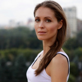 Чудакова Дарья, профессиональная актриса театра и кино, артистка балета, cертифицированный преподаватель Хатха-йоги (опыт преподавания 9 лет) и Перинатальной йоги, соучредитель программы самосовершенствования SoulTeam