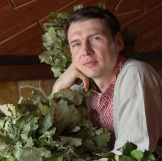 Михаил Огурцов, врач-хирург, флеболог, массажист, практикующий занятия йогой, системы белояр и остеокинезиса, специалист банного парения и иглоукалывания