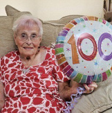 Дейзи Даннет, 100-летняя счастливая жена, мать, бабушка, прабабушка. Норфолк, Великобритания.