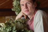 Михаил Огурцов, врач-хирург, флеболог, массажист, практикующий занятия йогой, системы белояр и остеокинезиса, специалист банного парения и иглоукалывания