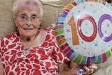 Дейзи Даннет, 100-летняя счастливая жена, мать, бабушка, прабабушка. Норфолк, Великобритания.