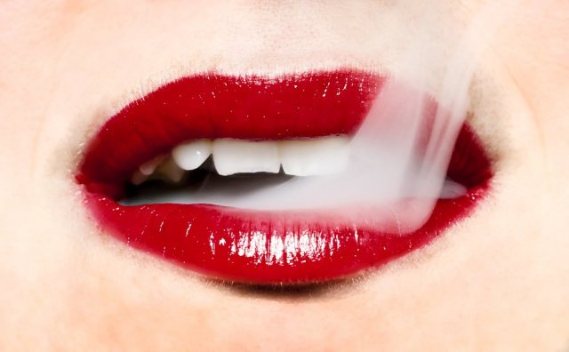 Le sigarette elettroniche distruggono la salute orale