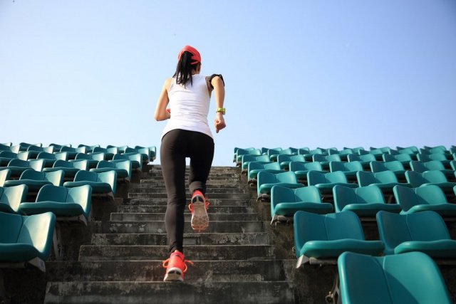 Фитнес на лестничной площадке: 10 горячих упражнений